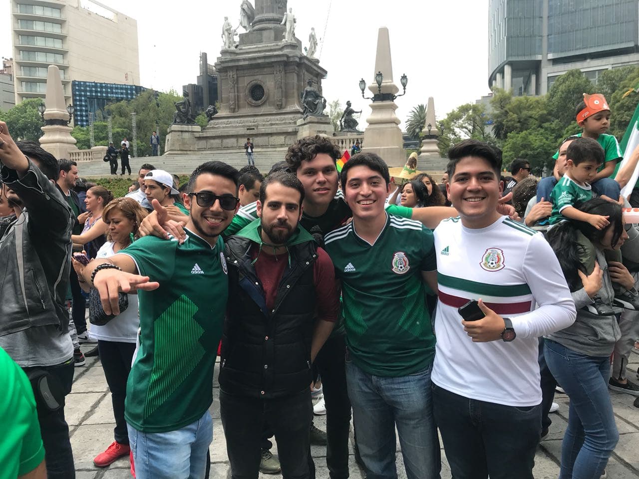 Los hinchas mexicanos se reunieron en el monumento del Ángel de la Independencia para celebrar un triunfo que pone de líder a México en el grupo F y lo pone a soñar con octavos de final del Mundial.