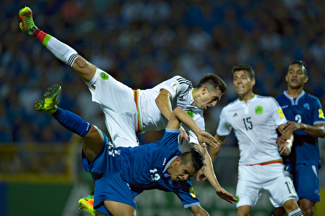 El duelo empezó con ambos cuadros muy aguerridos y con entradas violentas de ambas partes. Antes del minuto 20, El Salvador ya tenía dos jugadores amonestados, Bryan Tamacas y Roberto Domínguez.