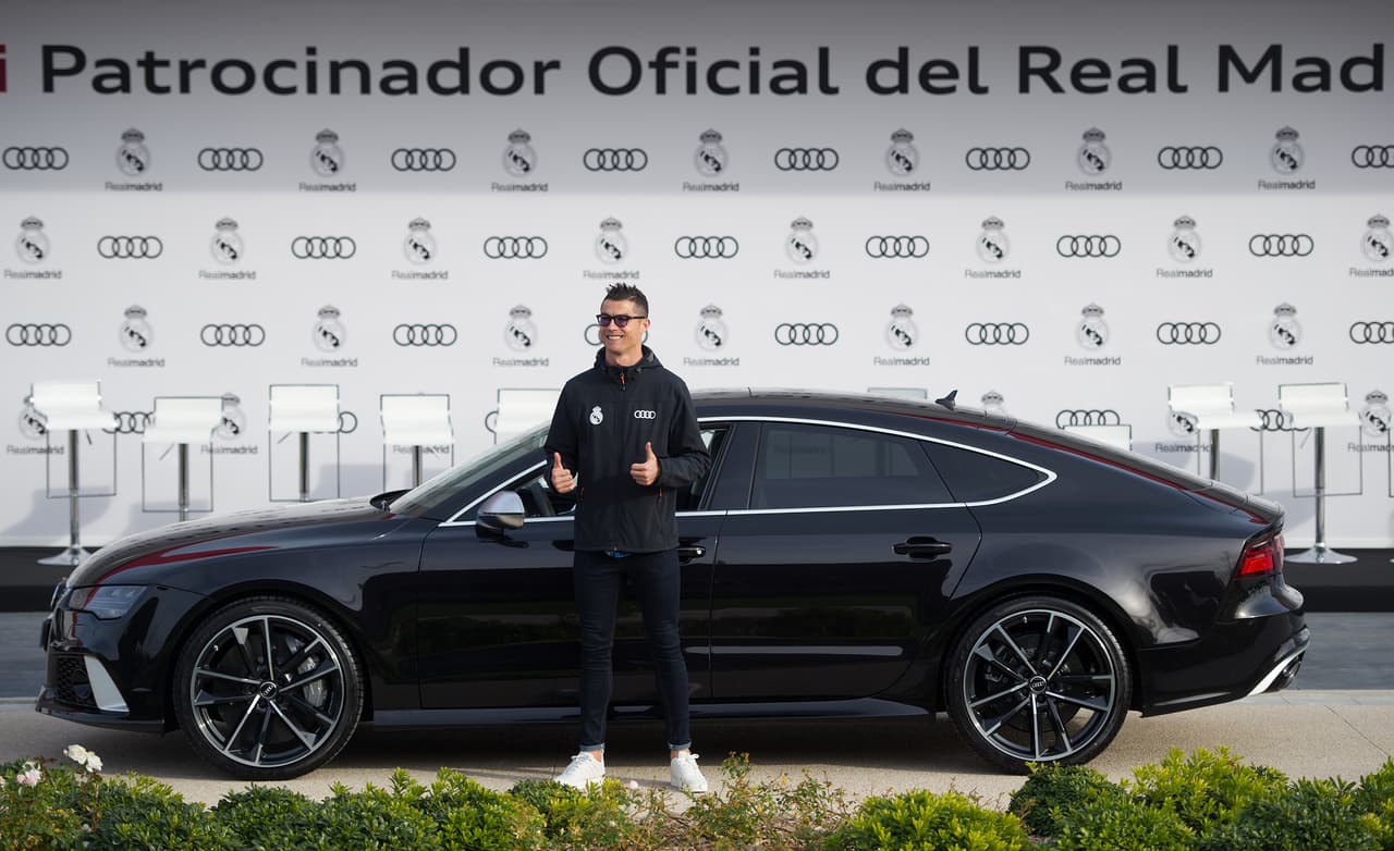 Cristiano Ronaldo estuvo en el foco de todas las cámaras recibiendo su RS7 4.0 TFSI.