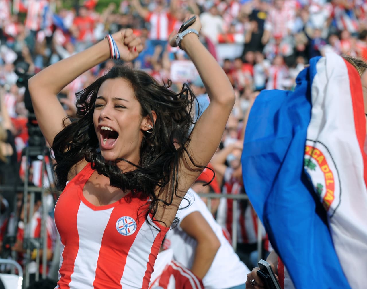 La euforia de Paraguay llevó las miradas a la atractiva fanática, cuyo carisma hizo que las redes sociales, que tuvieron fuerza por primera vez en la gran cita, la apodaran la Novia del Mundial.