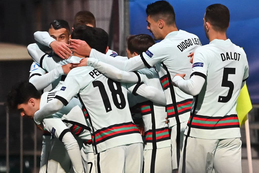 Portugal se impone a Croacia con la mínima durante la Eurocopa de la UEFA Sub-21. Fábio Vieira anotó el gol de la victoria al minuto 68 del encuentro. Los lusos enfrentarán a Inglaterra el domingo 28 de marzo, mientras que los croatas se medirán ante Suiza en el Grupo D.