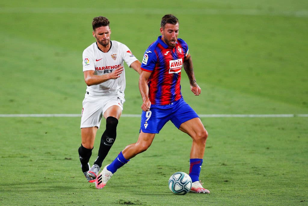 Sergi Gomez no deja respirar a su tocayo Sergi Enrich y termina robándole e balón de manera limpia.