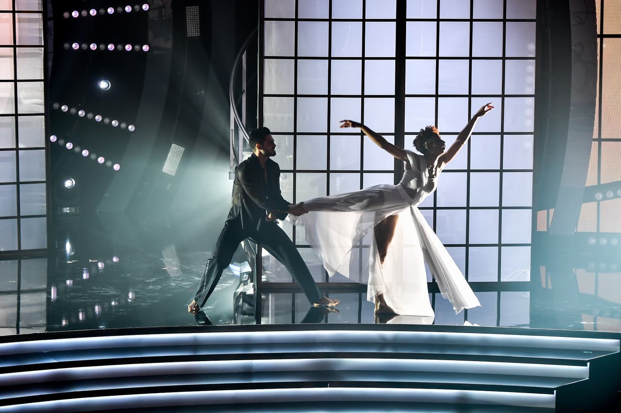 El baile contemporáneo estuvo a cargo de Roberto Hernández y su bailarina Taylor. Su rutina representaba una historia de amor basada en el tema 'Ya me Enteré' de Reik.