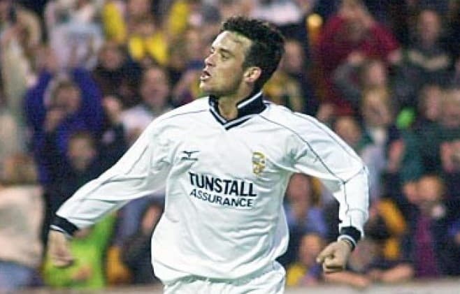 La despedida de Martin Foyle de los ‘Valiants’, fue el pretexto perfecto para el debut de Robbie en las canchas. El partido homenaje fue ante los ‘Citizens’ quienes, dicho sea de paso, pasaban por una de sus peores rachas.