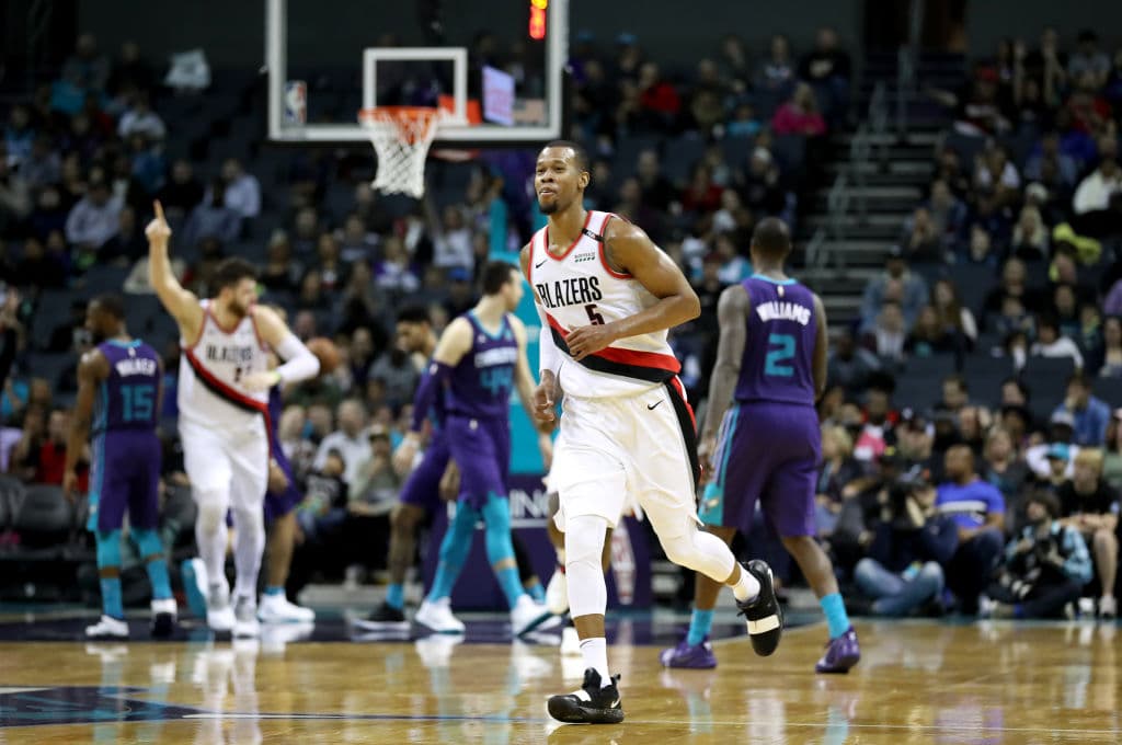 Un irreconocible Rodney Hood (5) se apuntó 27 unidades saliendo desde la banca para propulsar a los Trail Blazers. Por los Hornets se destacó Jeremy Lamb, saliendo desde la banca, con 23 tantos.