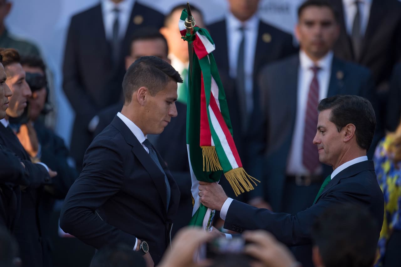 Cuerpo técnico, comandado por Juan Carlos Osorio, y jugadores de la selección mexicana de fútbol asistieron este jueves al abanderamiento a cargo del presidente Enrique Peña Nieto y la primera dama Angélica Rivera en la Residencia Oficial de Los Pinos. La bandera tricolor la recibió Héctor Moreno y las palabras del equipo las entregó Rafa Márquez.