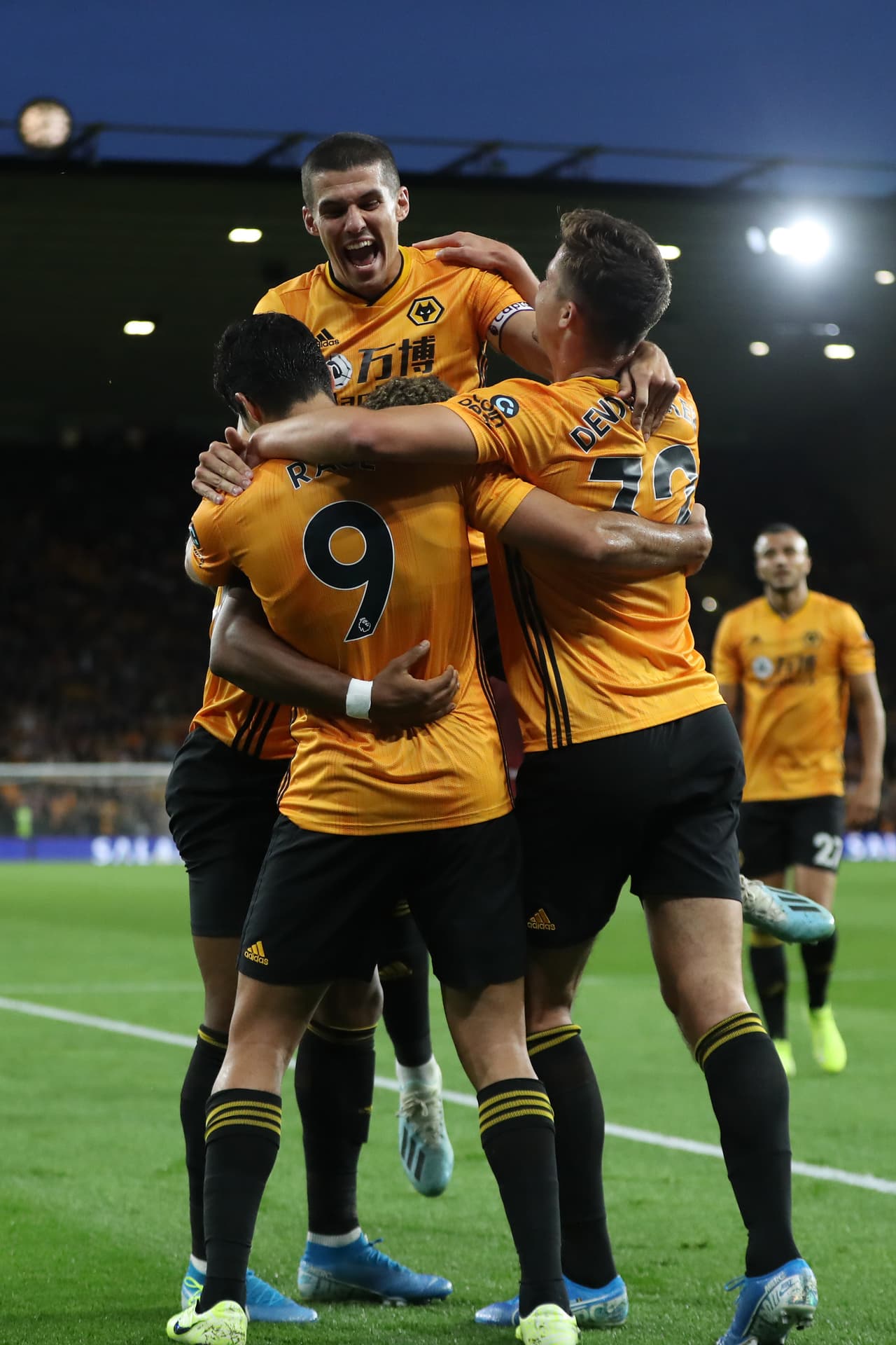 Los Wolves celebran el gol del mexicano.