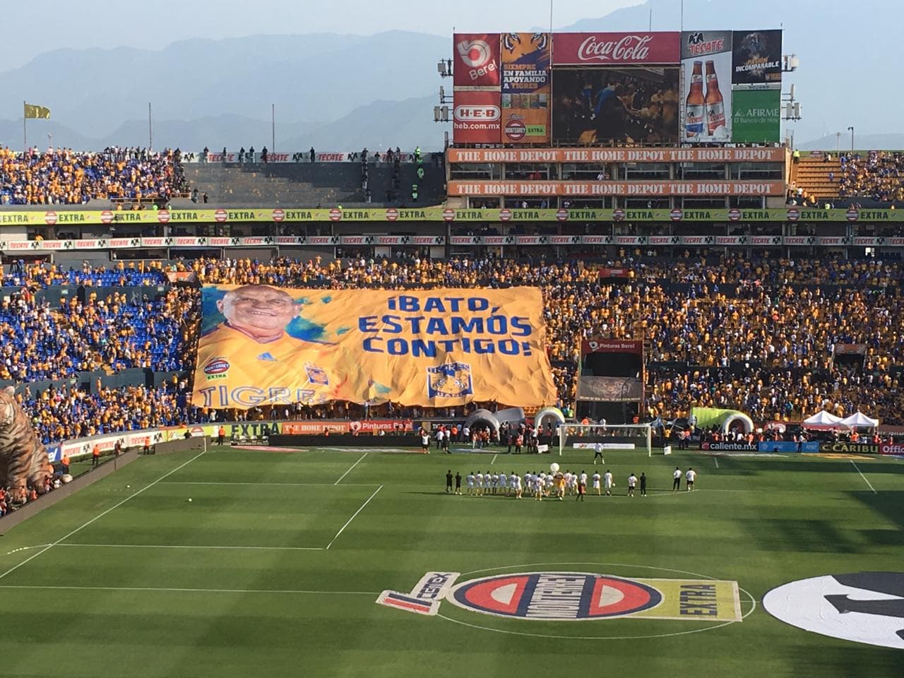 El homenaje a Osvaldo Batocletti en los minutos previos al partido entre Tigres y Rayados por la Semifinal del Clausura 2019.