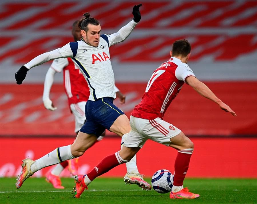 Arsenal se impone al Tottenham con marcador de 2-1. Erik Lamela abrió el marcador para los Spurs al minuto 33, pero fueron Martin Odegaard y Alexandre Lacazette quienes le dieron la victoria a los Gunners durante la Jornada 28 de la Premier League. Lamela salió expulsado al minuto 76.