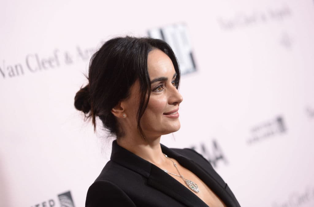 Ahora es diferente, pues precisamente es eso lo que buscan: el acento y la edad.