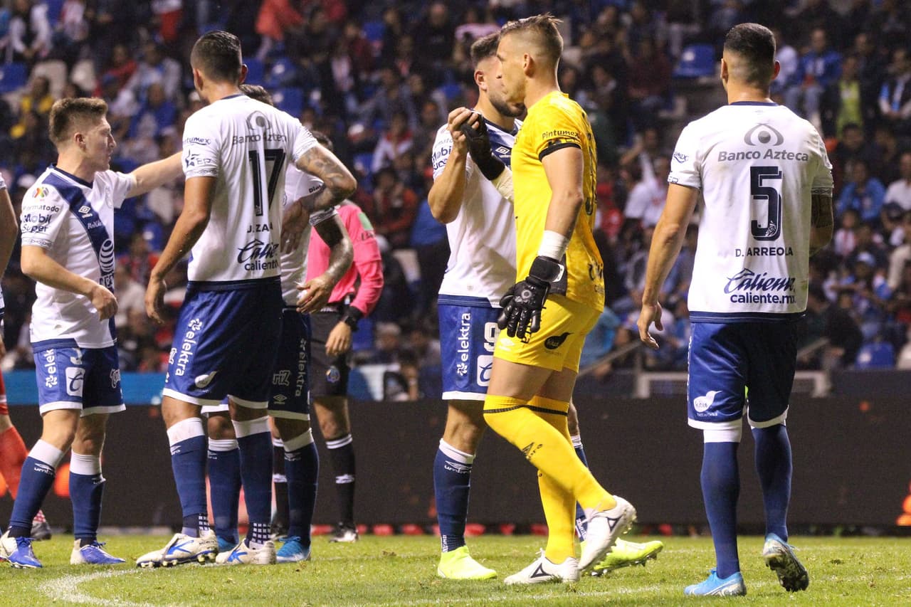 Con doblete de Christian Tabó y Lucas Cavallini, la Franja de Puebla goleó a Necaxa en el Estadio Cuauhtémoc en el arranque de la Jornadaa 19.
