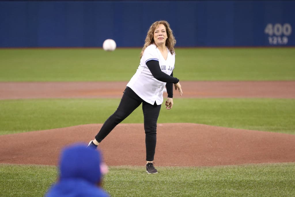 Con mensajes en el rostro, en los zapatos, con guenteletas, muñequeras, guantes, bates y detalles en las bases y otras señales, los peloteros en las Ligas Mayores celebraron el Día de las Madres tiñendo los diamantes de Major League Baseball de rosa. Incluso algunas de ellas fueron invitadas a hacer el primer lanzamiento de un partido.