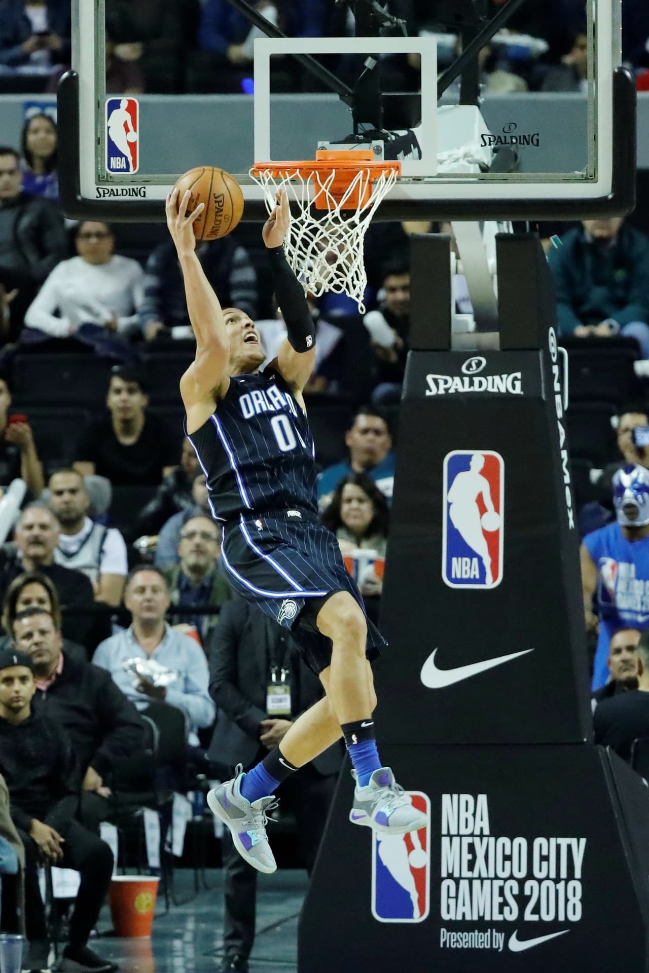 Aaron Gordon con esta volcada dio inicio a la reacción del Orlando Magic en el tercer cuarto.