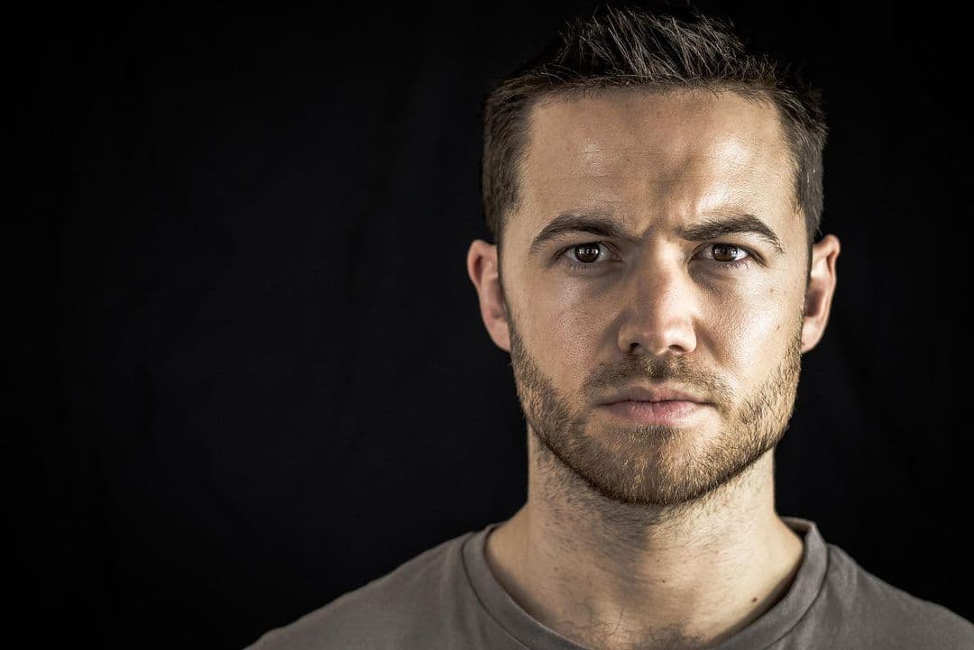 Hijo de aristócratas conservadores, Charlie es un gran tipo, pero ha vivido en la burbuja de una persona rica toda su vida.