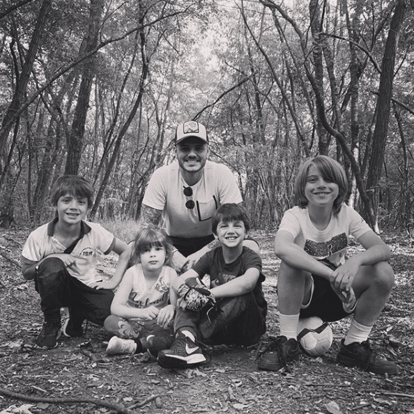 Mauro Icardi volvió a quedarse por fuera de la lista de Argentina para la Copa América, pero no se aburre. Con sus hijos y los de Maxi López disfruta de los paseos al bosque.