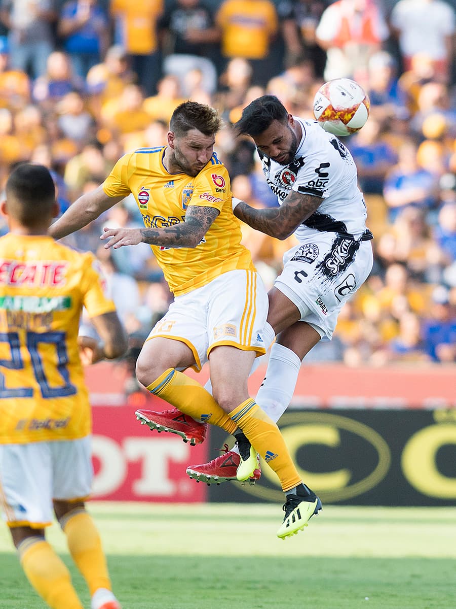 El francés Gignac no lo tuvo fácil para llegar al gol, como en esta jugada donde fue marcado por Julián Velázquez de Xolos.