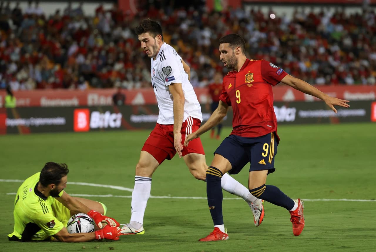 España golea a Georgia 4-0 durante el partido de eliminatoria de la UEFA rumbo al Mundial de Catar 2022. José Luis Gayá (14'), Carlos Soler (25'), Ferrán Torres (41') y Pablo Sarabia (63') lograron darle la victoria al conjunto español, colocándolo en primer lugar del Grupo B.