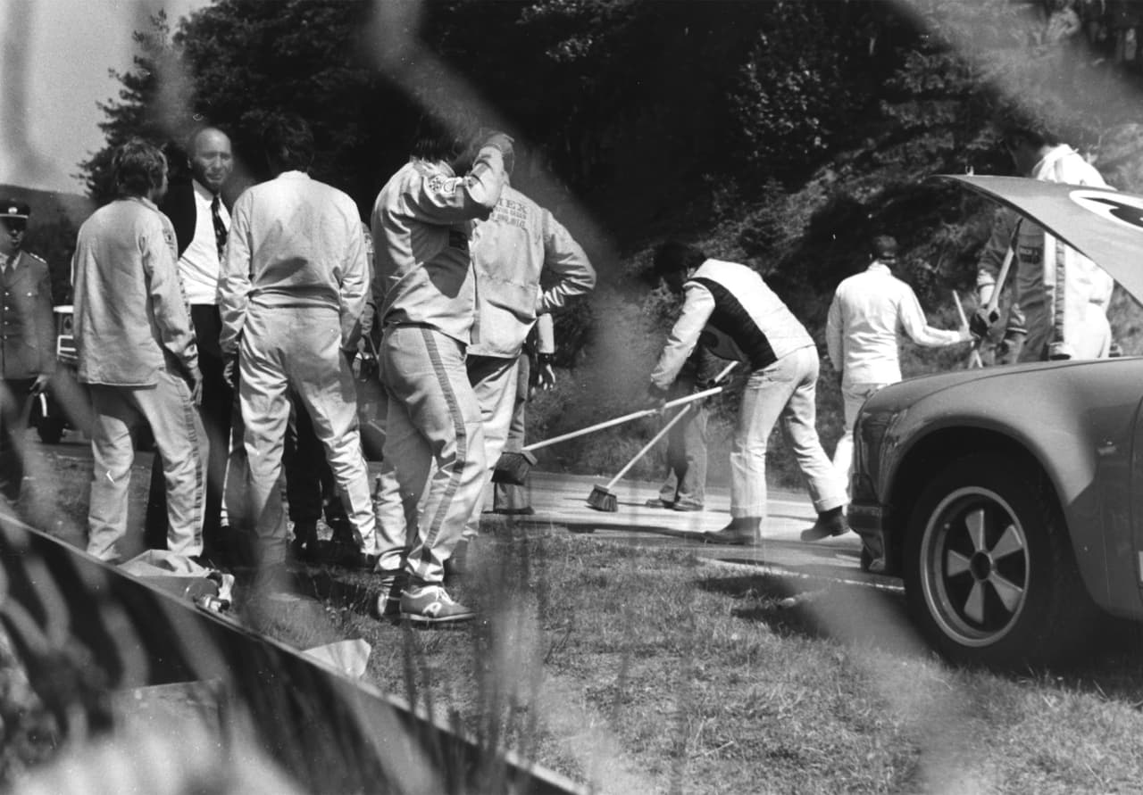 La imagen del vehículo en llamas hacía pensar lo peor sobre la salud de Lauda, con un alto riesgo vital.