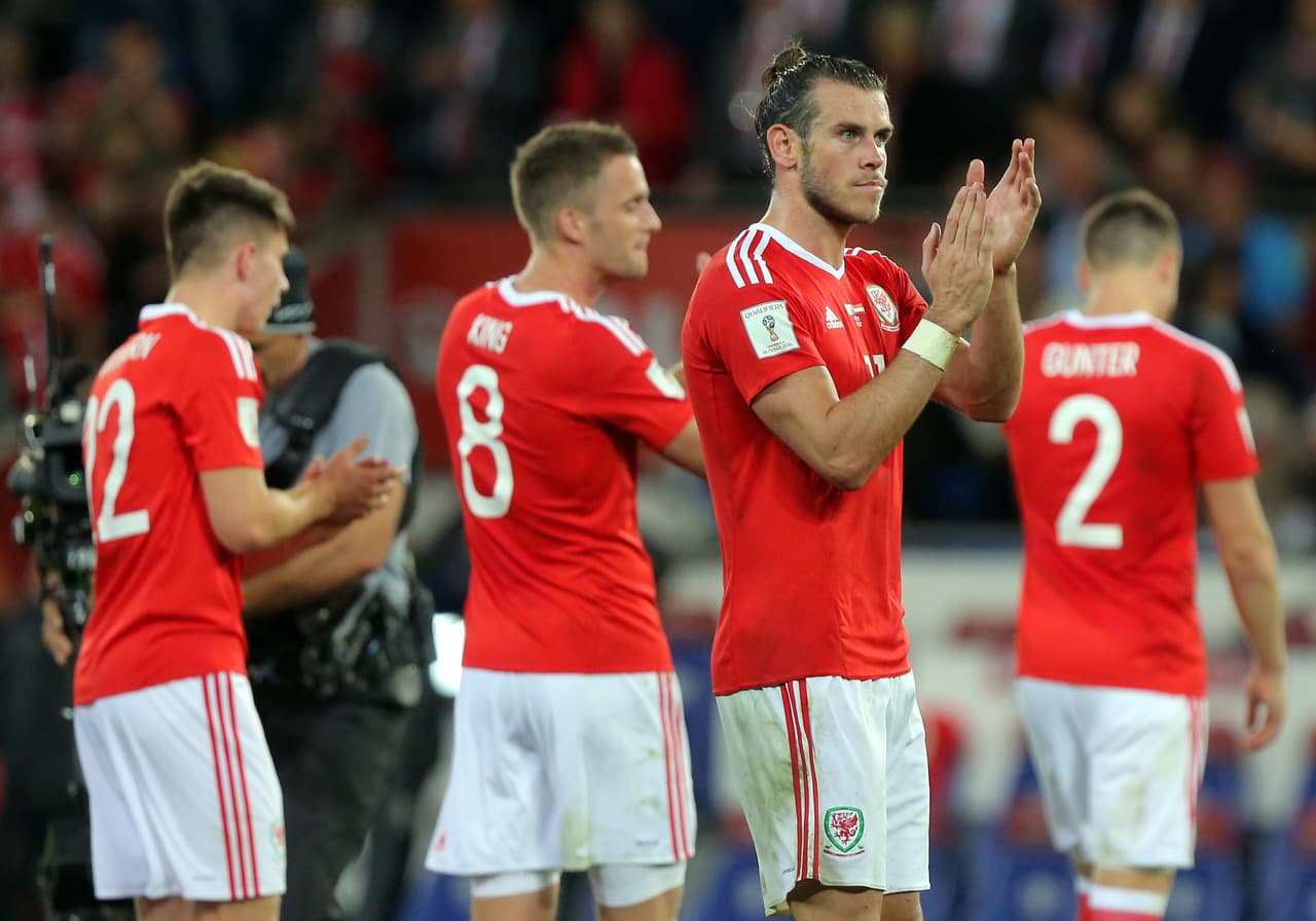 Regreso / (UEFA) - Gales: con14 puntos, el equipo de Bale está en zona de repechaje en Europa. Sus últimos partidos son Georgia e Irlanda, este último rival directo por la clasificación. Su último Mundial fue el de Suecia 58.