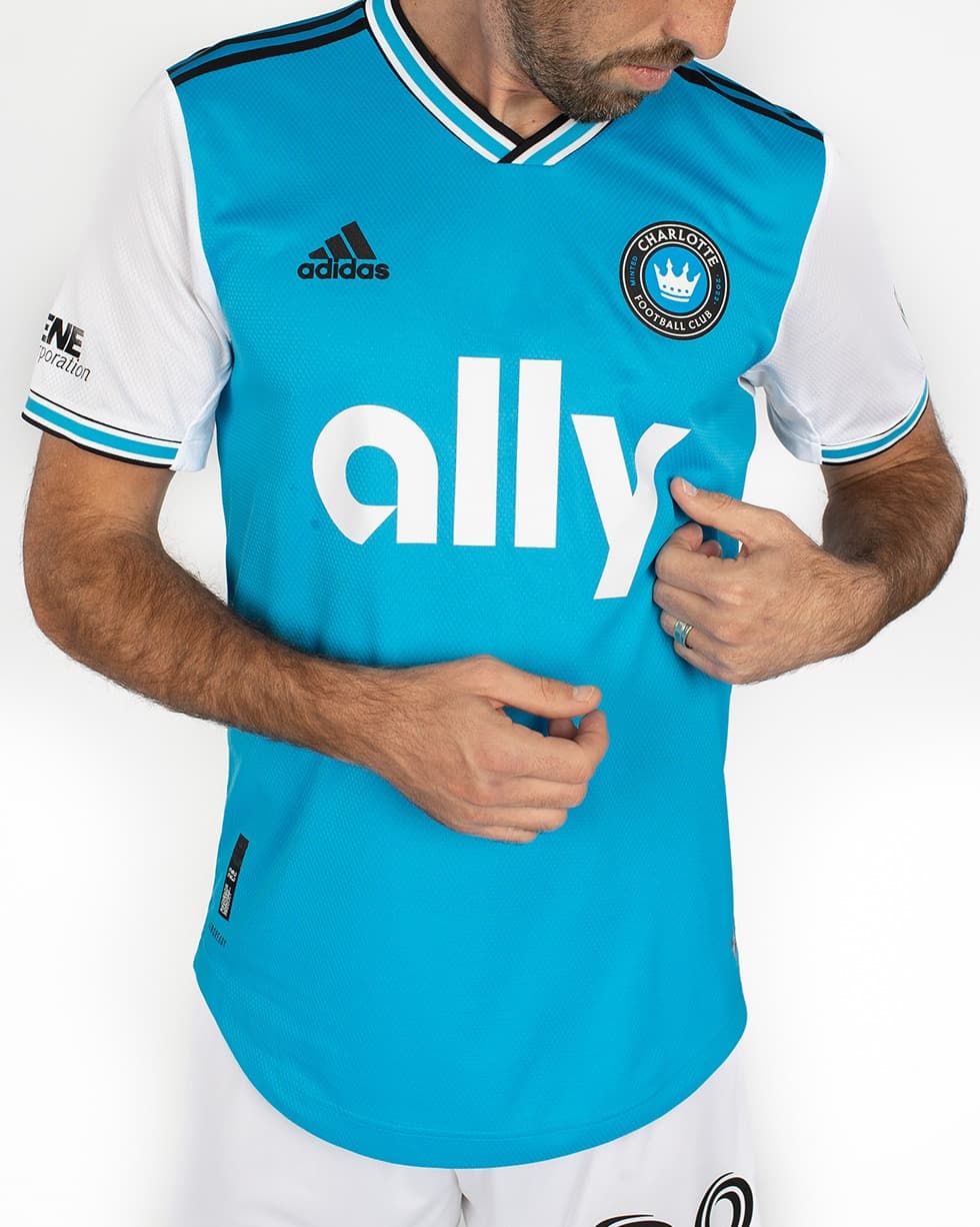 El club en expansión presentó recientemente a su primera camiseta titular.