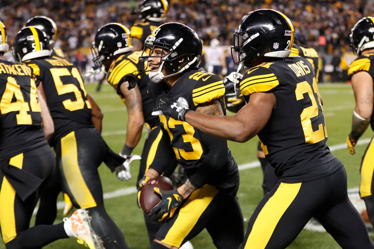 Joe Haden celebró así su intercepción a Tom Brady para sellar la victoria de Pittsburgh sobre New England.