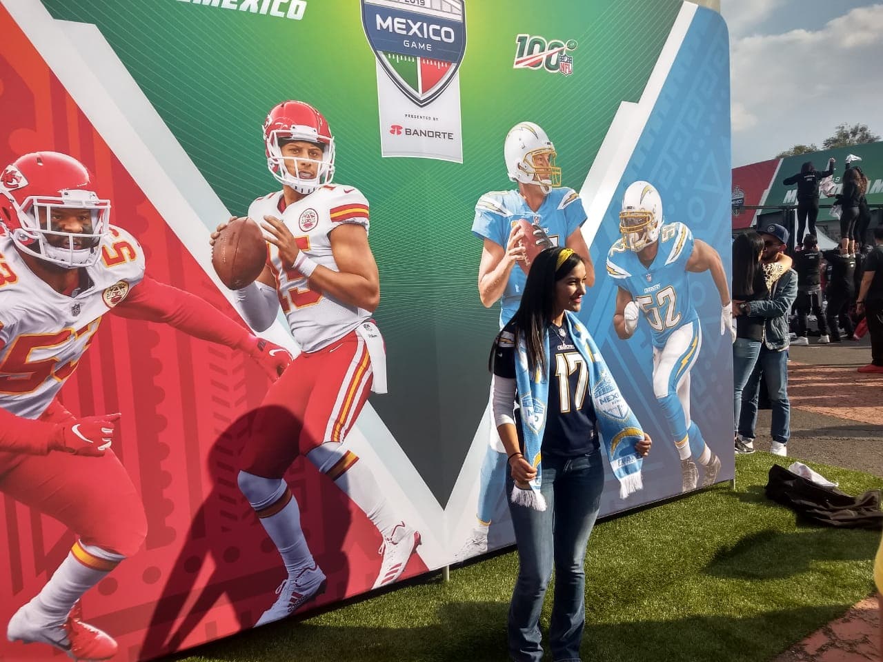 Predominan los colores rojo y azul en las inmediaciones del Estadio Azteca.