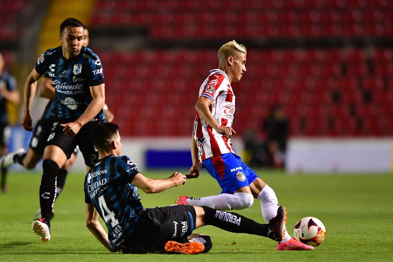 Querétaro y Chivas empatan 2-2 en La Corregidora y se conforman con un puntos. Ambos equipos se quedan con 11 puntos, pero Chivas ese sitúa en la décimo lugar mientras que los Gallos se quedan con la doceava posición.