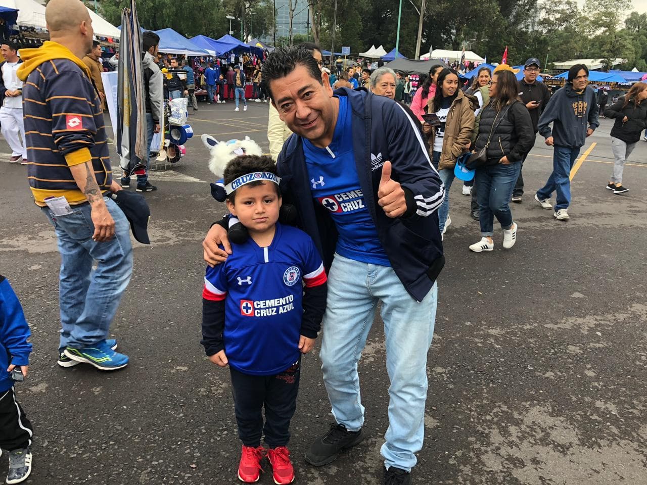 Los fanáticos de Pumas y Cruz Azul le dieron un color especial a la fiesta de la Jornada 15 con su alegría e incluso algunos lo hicieron con atuendos en homenaje al Día de los Muertos.