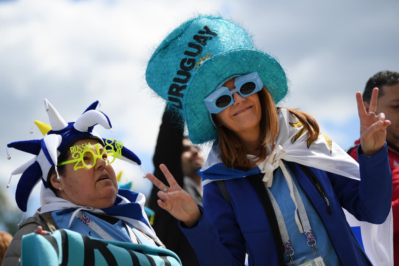 Y bien acompañada por la señora con el gorro de arlequín y las gafas de Rusia 2018.