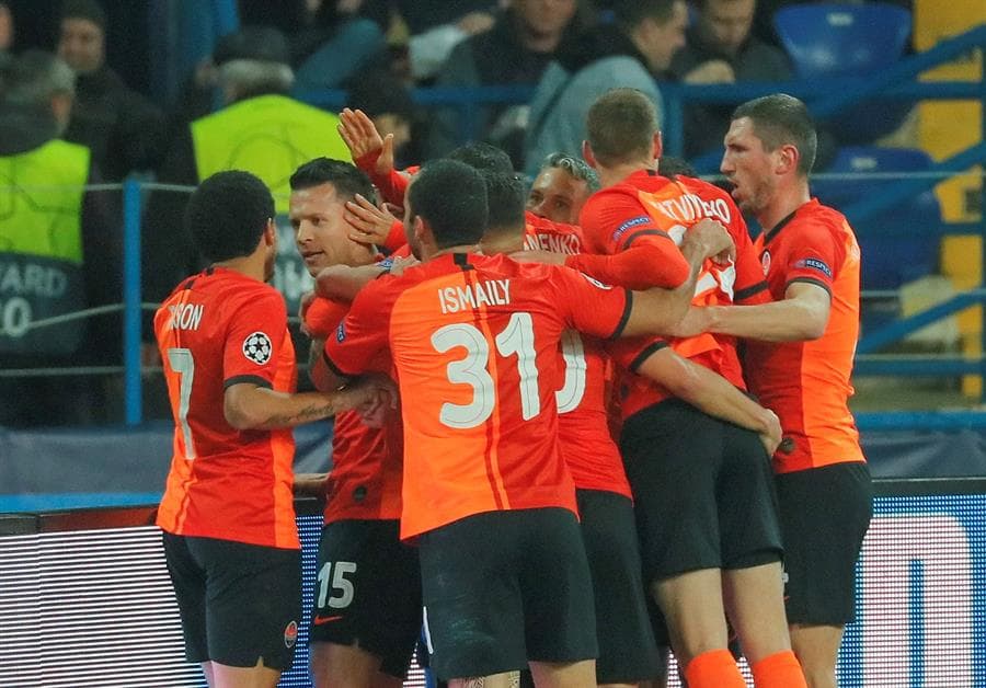 Peric del Dinamo obtiene tarjeta amarilla.