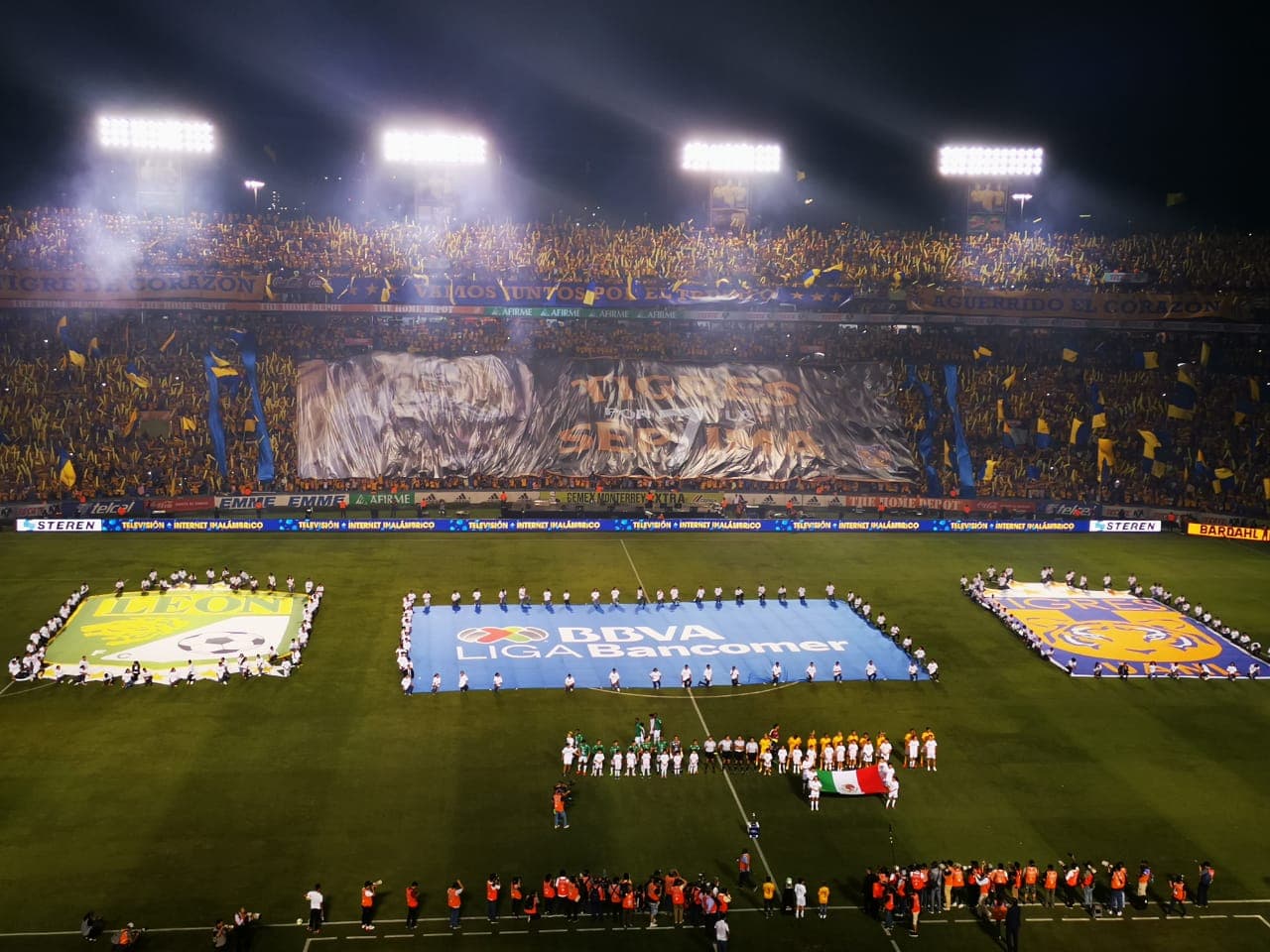 Parte del ambiente previo al arranque del juego de Ida de la Final de la Liga MX en el Estadio Universitario. Una imagen panorámica del marco del duelo entre Tigres y León.