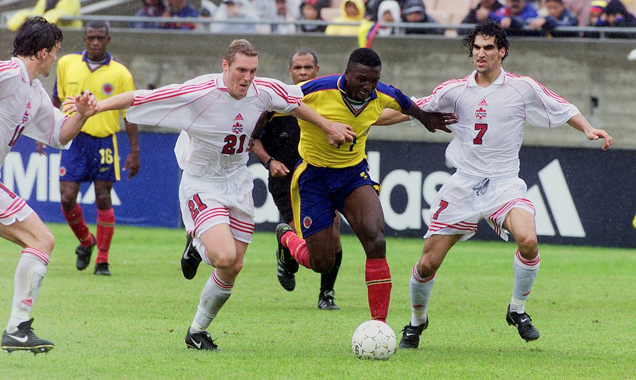 Colombia tuvo su primera participación en una Copa Oro (de tres) en el 2000. La Tricolor llegó hasta la Final, pero la perdió ante Canadá por 2-0.