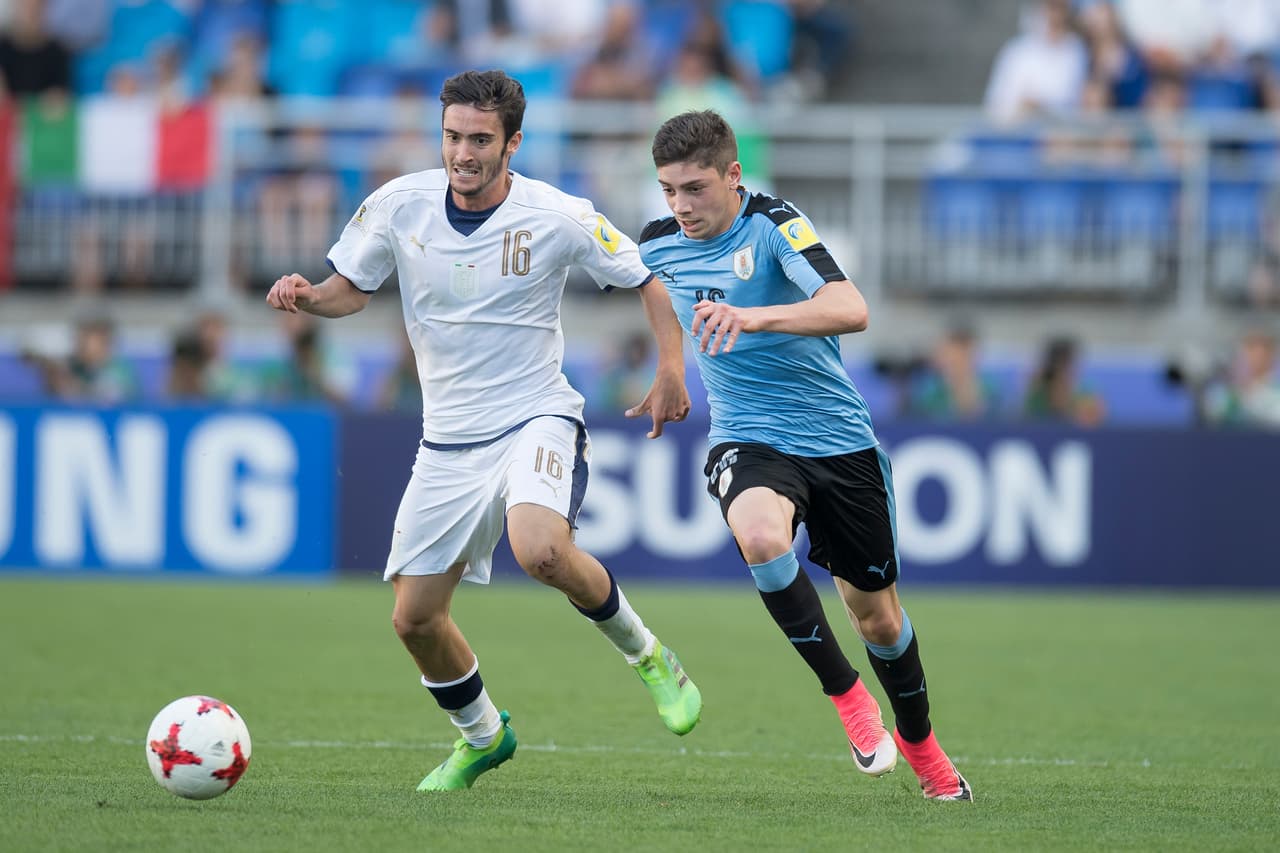 Action photo during the match Uruguay vs Italia Under-20 corresponding to the third place of FIFA U-20 World Cup Korea Republic 2017 Stadium World Cup Suwon. Foto de accion durante el previo al partido Uruguay vs Italia Sub-20 correspondiente al Tercer Puesto en la Copa Mundial Sub-20 de la FIFA Republica de Corea 2017 en el Estadio de la Copa Mundial de Suwon, en la foto: Federico VALVERDE Uruguay y Francesco CASSATA Italia 11/06/2017/MEXSPORT/Omar Martinez.