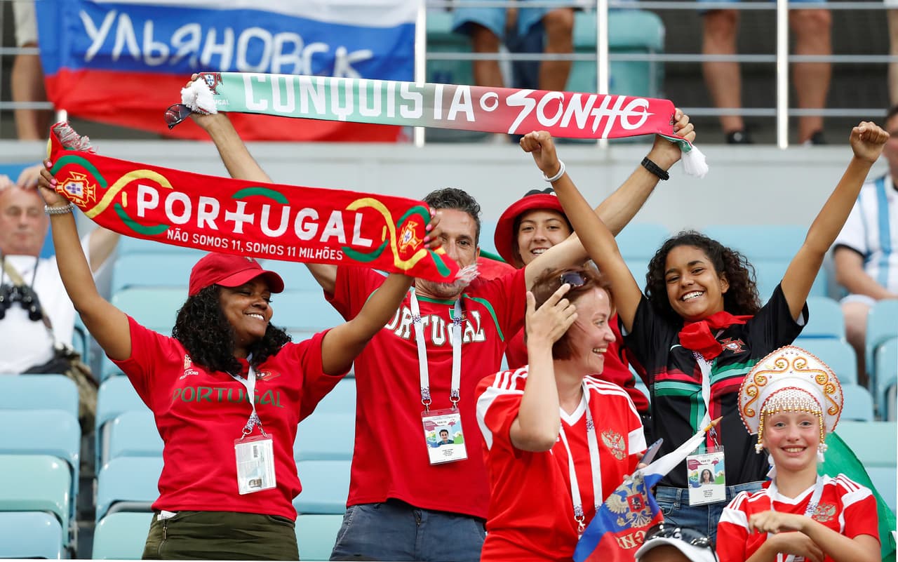 Los seguidores llegaron al Fisht Stadium en Sochi para disfrutar y mostrar su alegría en el partido entre Uruguay y Portugal, el segundo de las llaves de octavos de final del Mundial de Rusia 2018.