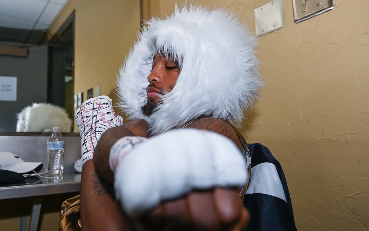 El filipino tuvo algunos problemas al arranque de la pelea con la rapidez de Stephon Young. Donaire se vio más suelto de manos a partir del tercer round, y para el sexto conectó un tremendo gancho con la zurda que acabó la contienda.