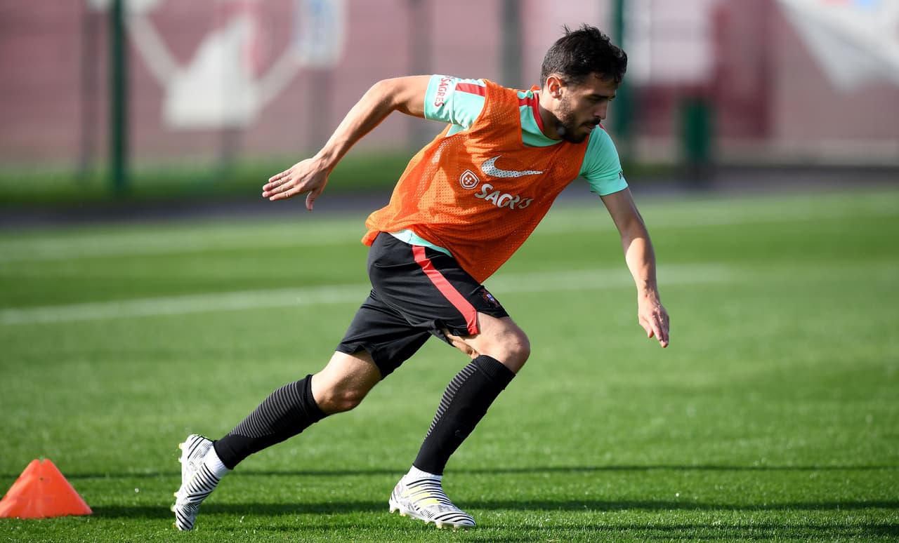 Desde el 2015 debutó con la selección mayor de Portugal y se ha destacado por su gran visión de juego.