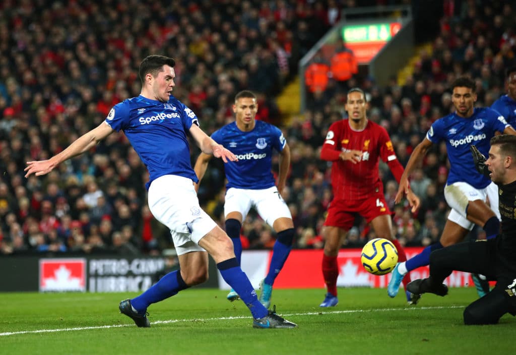 Keane recorta distancia con un remate que vence a Adrián.