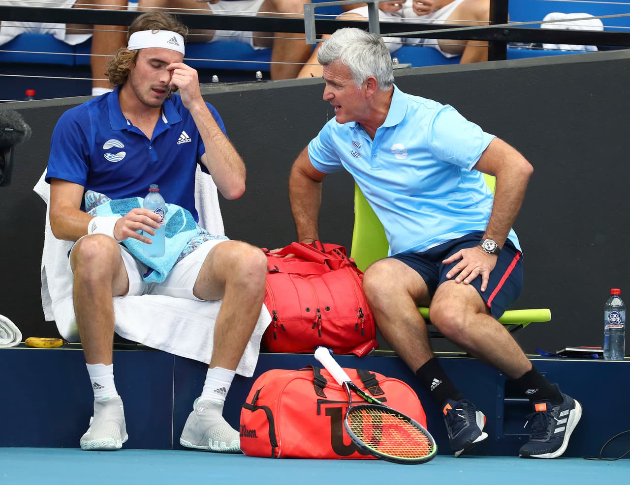 El griego Stefanos Tsitsipas, al caer ante Kyrgios, destruyó también su raqueta, golpeó un anuncio cercano a la banca y llegó a lastimar a su padre que estaba cerca.