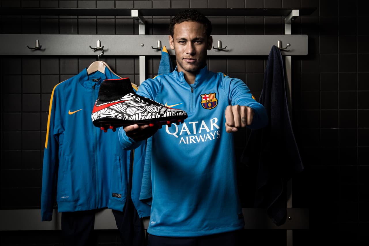 Neymar y la marca deportiva Nike revelaron sus nuevos botines llamados "Ousadia Alegria", que reflejan una mezcla de lo que representan el estilo de juego y los tatuajes del crack brasileño del Barcelona.