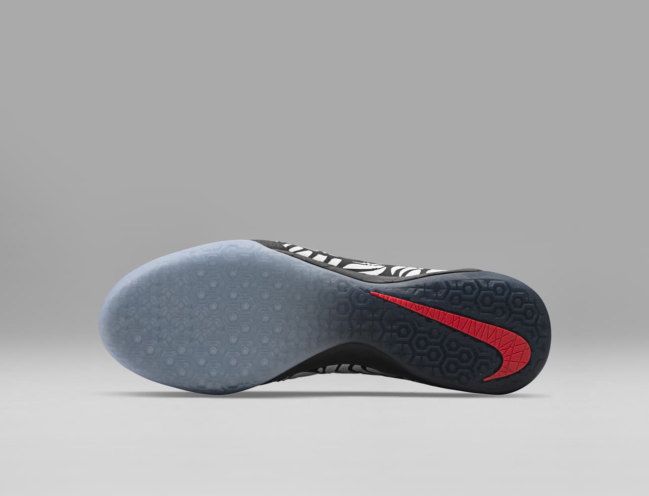 Neymar y la marca deportiva Nike revelaron sus nuevos botines llamados "Ousadia Alegria", que reflejan una mezcla de lo que representan el estilo de juego y los tatuajes del crack brasileño del Barcelona.