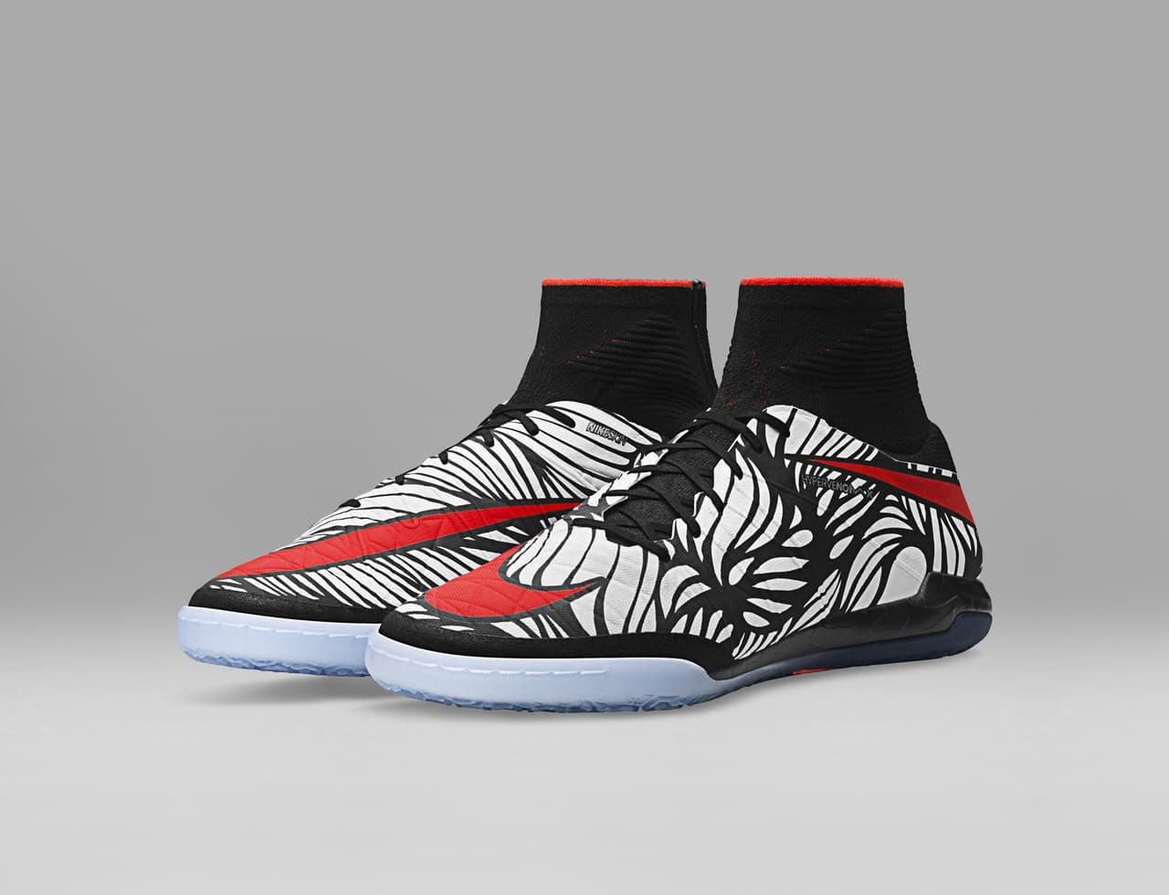 Neymar y la marca deportiva Nike revelaron sus nuevos botines llamados "Ousadia Alegria", que reflejan una mezcla de lo que representan el estilo de juego y los tatuajes del crack brasileño del Barcelona.