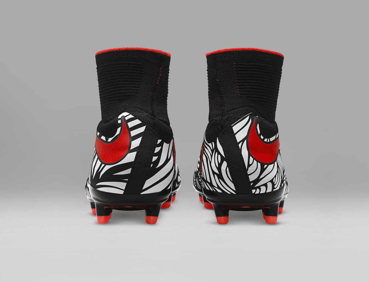 Neymar y la marca deportiva Nike revelaron sus nuevos botines llamados "Ousadia Alegria", que reflejan una mezcla de lo que representan el estilo de juego y los tatuajes del crack brasileño del Barcelona.