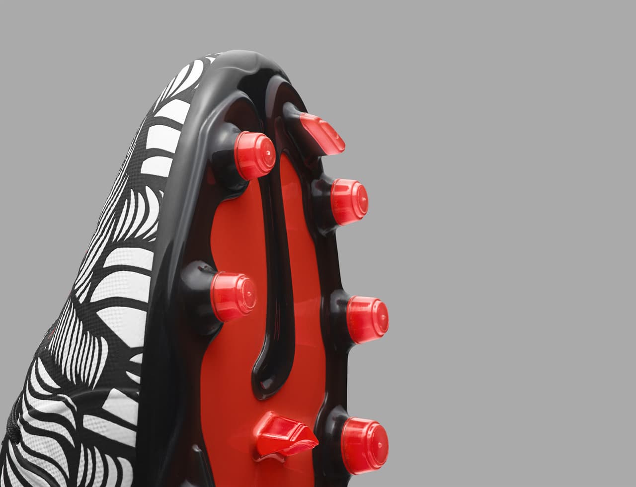 Neymar y la marca deportiva Nike revelaron sus nuevos botines llamados "Ousadia Alegria", que reflejan una mezcla de lo que representan el estilo de juego y los tatuajes del crack brasileño del Barcelona.