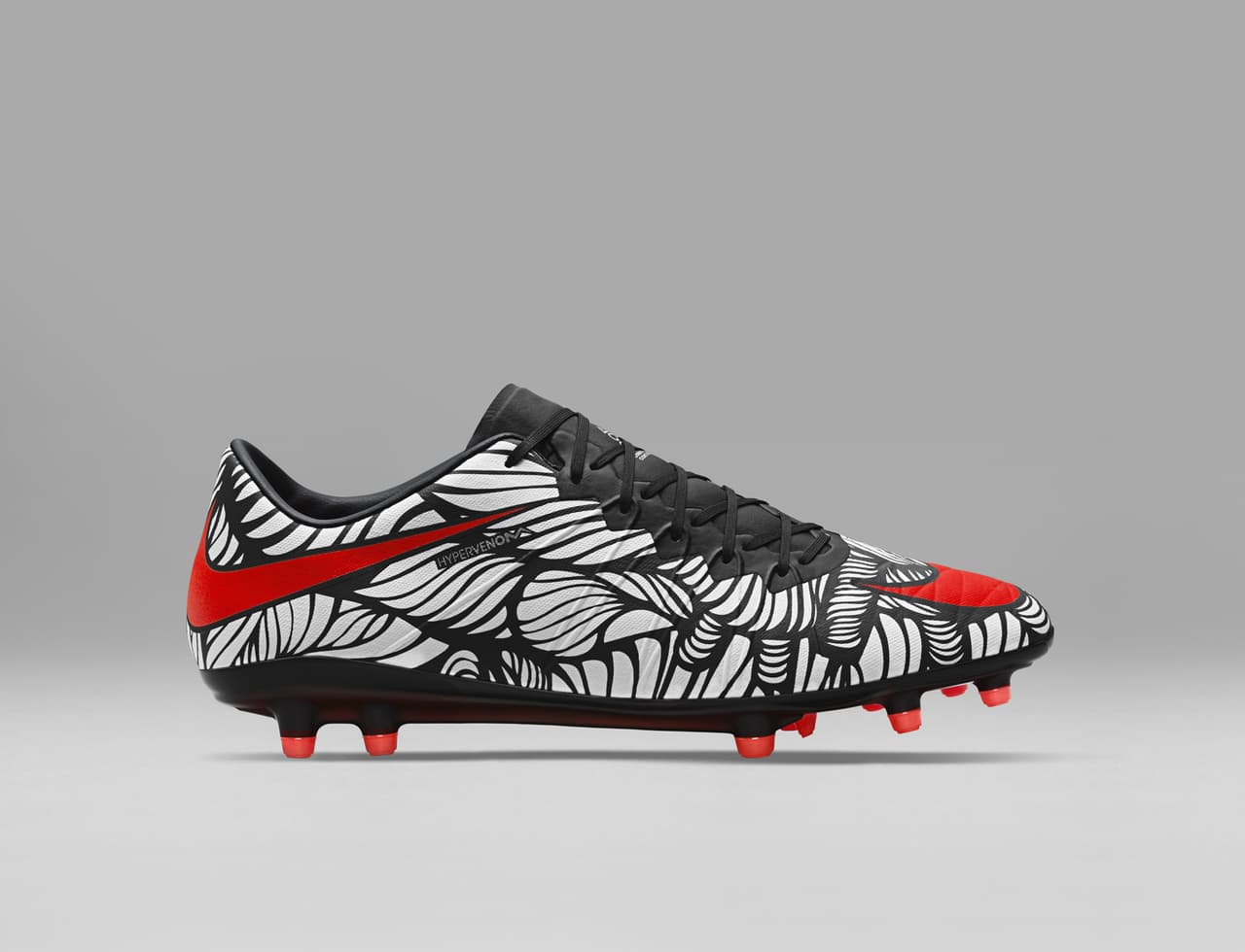 Neymar y la marca deportiva Nike revelaron sus nuevos botines llamados "Ousadia Alegria", que reflejan una mezcla de lo que representan el estilo de juego y los tatuajes del crack brasileño del Barcelona.