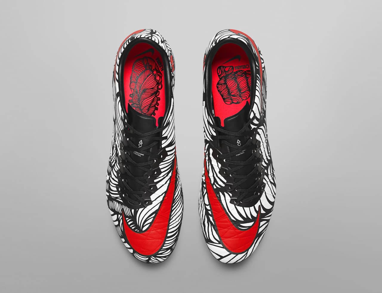 Neymar y la marca deportiva Nike revelaron sus nuevos botines llamados "Ousadia Alegria", que reflejan una mezcla de lo que representan el estilo de juego y los tatuajes del crack brasileño del Barcelona.