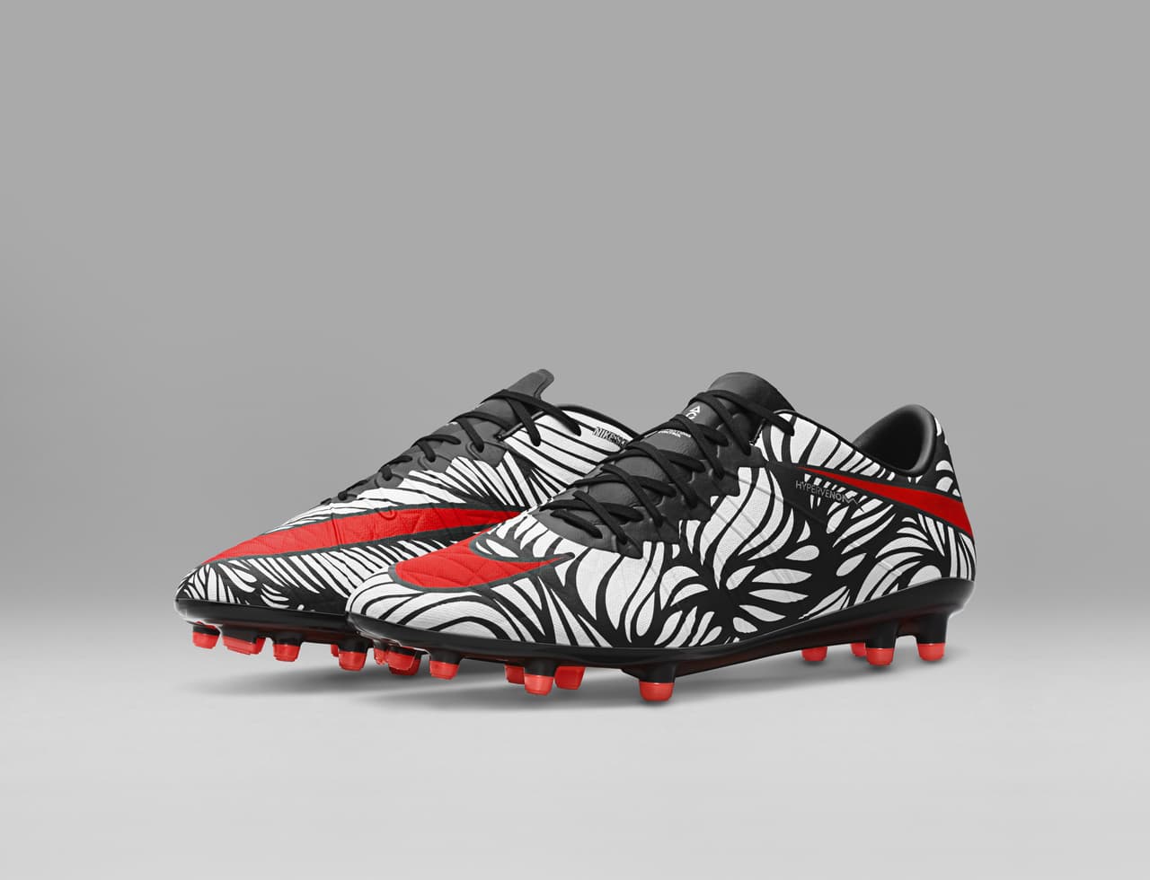 Neymar y la marca deportiva Nike revelaron sus nuevos botines llamados "Ousadia Alegria", que reflejan una mezcla de lo que representan el estilo de juego y los tatuajes del crack brasileño del Barcelona.