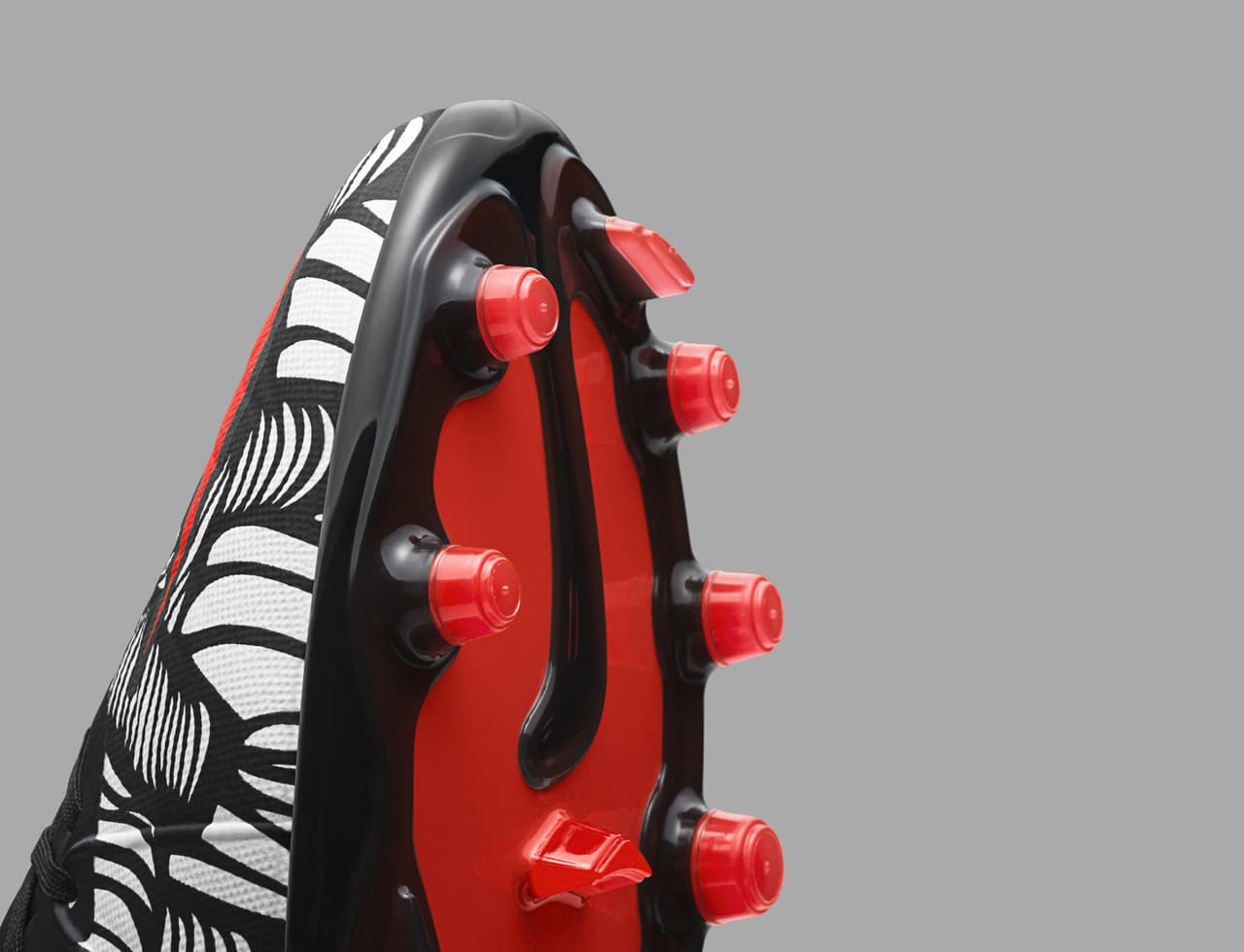 Neymar y la marca deportiva Nike revelaron sus nuevos botines llamados "Ousadia Alegria", que reflejan una mezcla de lo que representan el estilo de juego y los tatuajes del crack brasileño del Barcelona.