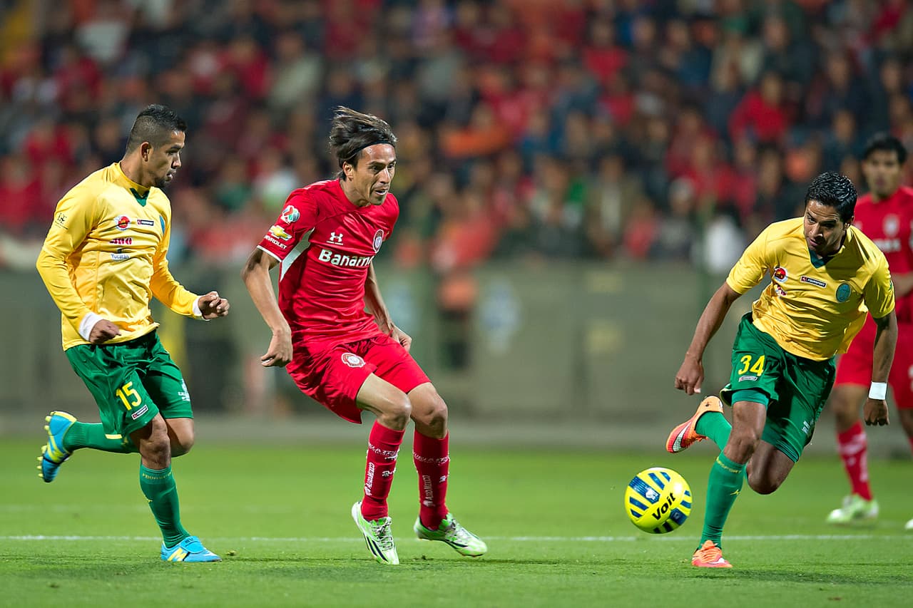 Morales (izq.) tiene una frecuencia de gol de 122.5 minutos por cada tanto en 980 minutos jugados.