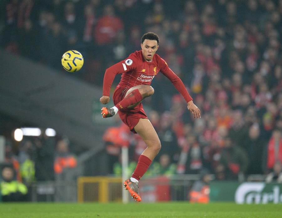 Liverpool se lleva el derbi de Inglaterra con goles de Virgil Van Dijk (14') y Mohamed Salah (93') ante el Manchester United. Liverpool sigue invicto y ya suma 39 partidos sin una derrota.