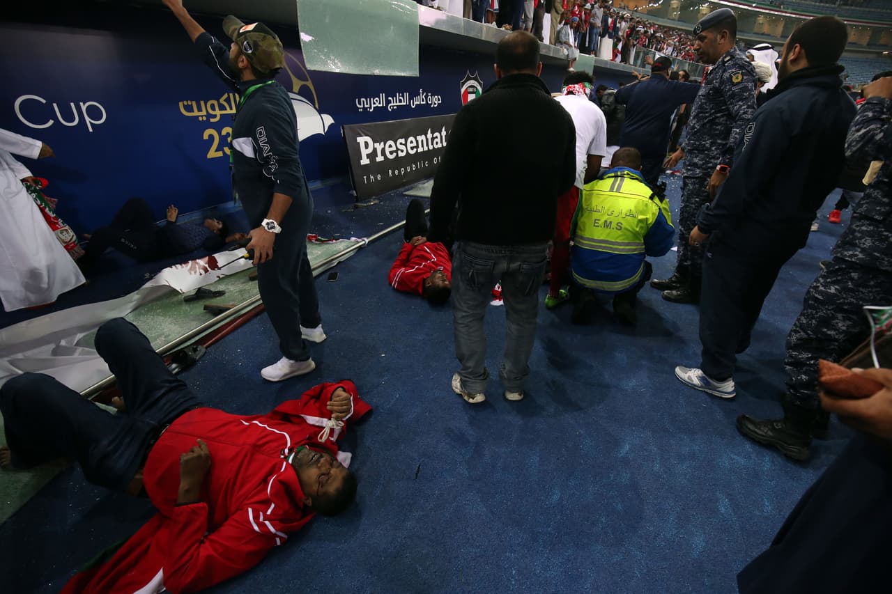 Las autoridades informaron que el accidente se produjo debido a que los aficionados hicieron presión sobre la barrera mientras estaban felicitando a sus jugadores.